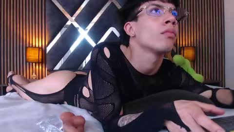 Snapshot of aaron_blink1 chatting on October 10, 4:24 pm Aaron online show from October 10, 4:24 pm