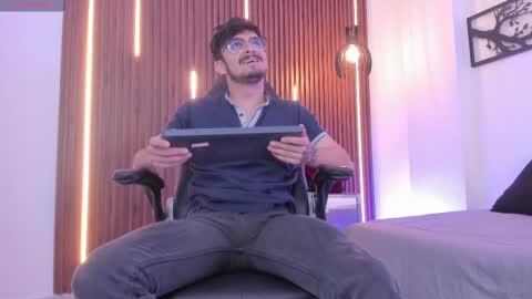 aaronfuentes7 online show from September 27, 7:33 pm