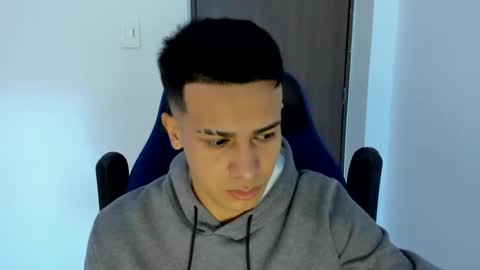 Independence model AbelAsburgo online show from February 12, 11:18 am