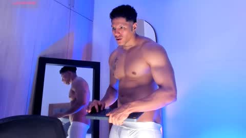 adambrocs1 online show from October 24, 8:04 am