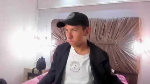 Snapshot of adammatt_ chatting on September 24, 3:35 am Adam online show from September 24, 3:35 am
