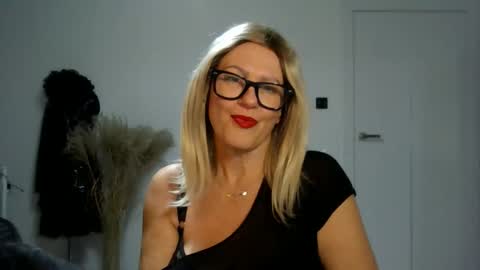 adelemilf40 online show from October 21, 6:33 pm