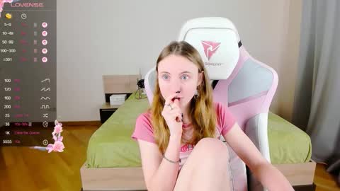 Snapshot of adelina_cowell chatting on October 12, 9:57 am Adelina online show from October 12, 9:57 am