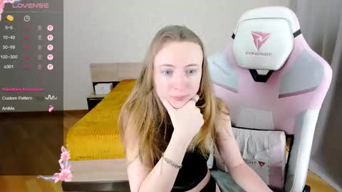Snapshot of adelina_cowell chatting on September 12, 11:01 am Adelina online show from September 12, 11:01 am