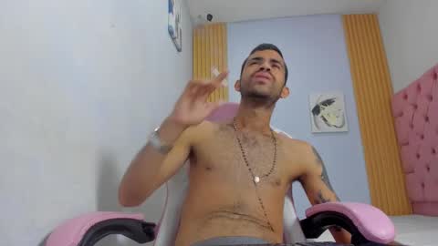 adri_sexboy229 online show from October 21, 7:13 am