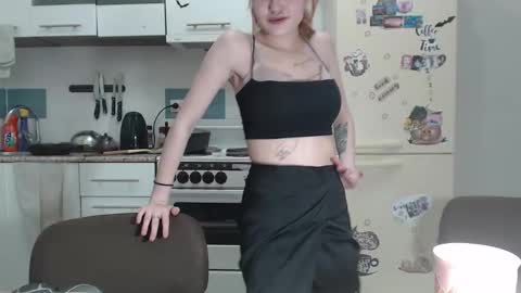 Snapshot of adriennelunar chatting on February 25, 4:10 pm AdrienneLunar online show from February 25, 4:10 pm