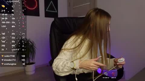 Snapshot of agelina_summer chatting on February 17, 7:04 am Agelina Lilly Laura online show from February 17, 7:04 am