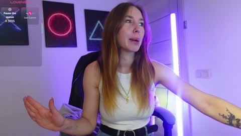 Snapshot of agelina_summer chatting on September 30, 3:33 pm Agelina Lilly Laura online show from September 30, 3:33 pm