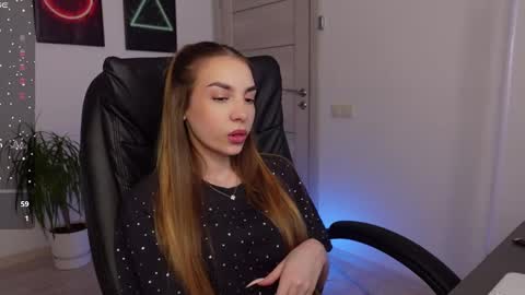 Snapshot of agelina_summer chatting on February 23, 9:11 am Agelina Lilly Laura online show from February 23, 9:11 am