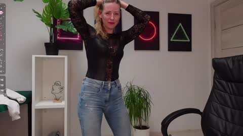 Snapshot of agelina_summer chatting on February 26, 10:16 am Agelina Lilly Laura online show from February 26, 10:16 am