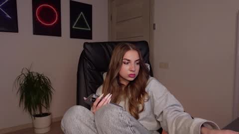 Snapshot of agelina_summer chatting on February 20, 3:41 pm Agelina Lilly Laura online show from February 20, 3:41 pm