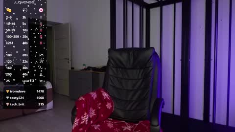 Snapshot of agelina_summer chatting on February 25, 12:14 am Agelina Lilly Laura online show from February 25, 12:14 am