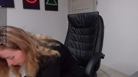 Snapshot of agelina_summer chatting on February 27, 6:46 am Agelina Lilly Laura online show from February 27, 6:46 am