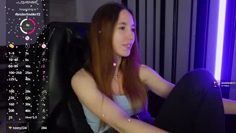 Snapshot of agelina_summer chatting on February 20, 1:03 am Agelina Lilly Laura online show from February 20, 1:03 am