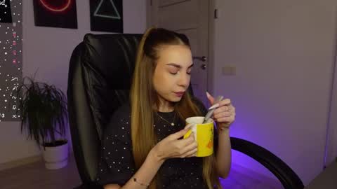 Snapshot of agelina_summer chatting on February 23, 6:07 am Agelina Lilly Laura online show from February 23, 6:07 am
