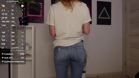Snapshot of agelina_summer chatting on February 19, 7:50 am Agelina Lilly Laura online show from February 19, 7:50 am