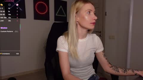 Snapshot of agelina_summer chatting on March 12, 7:02 am Agelina Lilly Laura online show from March 12, 7:02 am