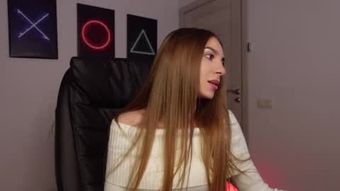 Snapshot of agelina_summer chatting on February 19, 2:01 pm Agelina Lilly Laura online show from February 19, 2:01 pm