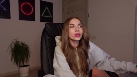 Snapshot of agelina_summer chatting on February 20, 6:46 pm Agelina Lilly Laura online show from February 20, 6:46 pm