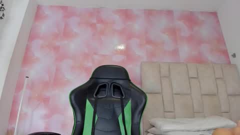 karoline  online show from December 5, 11:02 pm