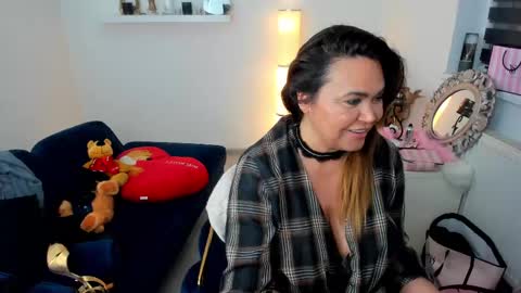 Snapshot of aileen_stone chatting on February 16, 6:43 pm Aileen online show from February 16, 6:43 pm