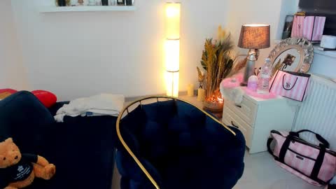 Snapshot of aileen_stone chatting on February 17, 5:12 pm Aileen online show from February 17, 5:12 pm