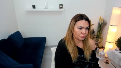 Snapshot of aileen_stone chatting on January 5, 11:37 am Aileen online show from January 5, 11:37 am