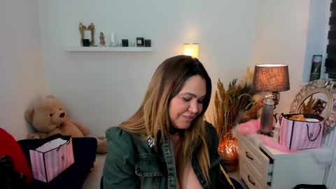 Snapshot of aileen_stone chatting on February 18, 6:26 pm Aileen online show from February 18, 6:26 pm