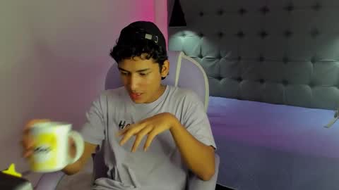 Snapshot of alamgrey_ chatting on October 11, 7:39 pm Alam online show from October 11, 7:39 pm