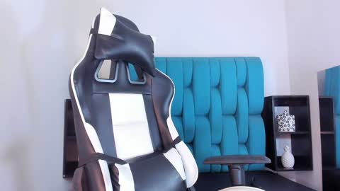 alannaughty_ online show from January 24, 11:34 pm