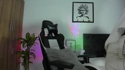 alannaughty_ online show from November 19, 2:11 am