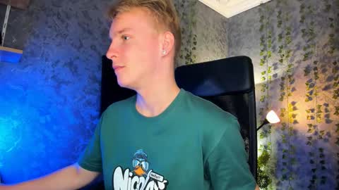 Snapshot of alex__sweet chatting on October 3, 9:17 am your Alex online show from October 3, 9:17 am