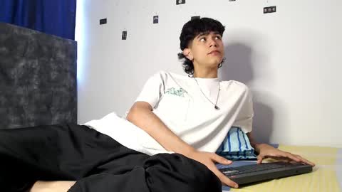 alex_mark_ online show from April 16, 5:13 pm