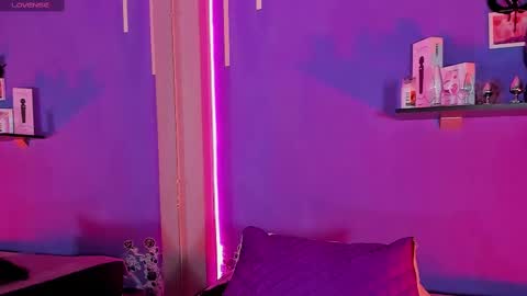 Snapshot of alexa_espinoza chatting on February 18, 5:42 pm Alexa online show from February 18, 5:42 pm
