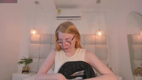 Snapshot of alexahandler chatting on October 19, 3:55 am Alexa Handler online show from October 19, 3:55 am