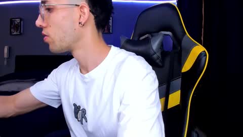 Snapshot of alexgiraldo__ chatting on September 24, 2:46 pm alexgiraldo__ online show from September 24, 2:46 pm
