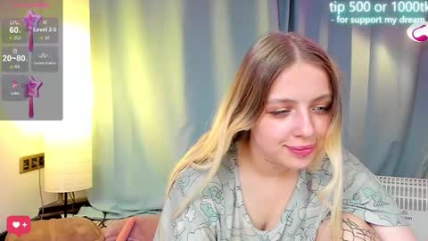 Snapshot of alice_halle chatting on September 13, 4:53 pm alice_halle online show from September 13, 4:53 pm