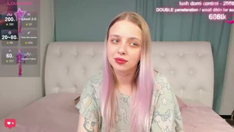 Snapshot of alice_halle chatting on October 16, 11:54 am alice_halle online show from October 16, 11:54 am