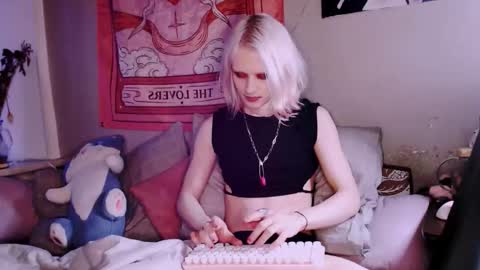 Alien Bella online show from February 2, 2:25 pm