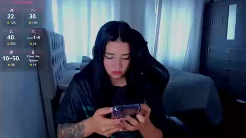 aliice_walker_ online show from March 12, 4:11 pm