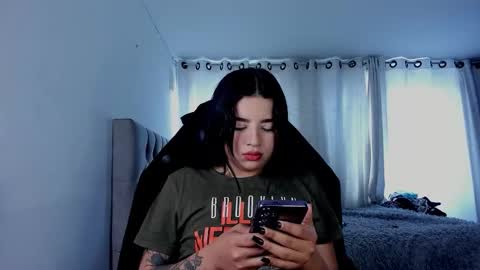 aliice_walker_ online show from February 16, 3:43 pm