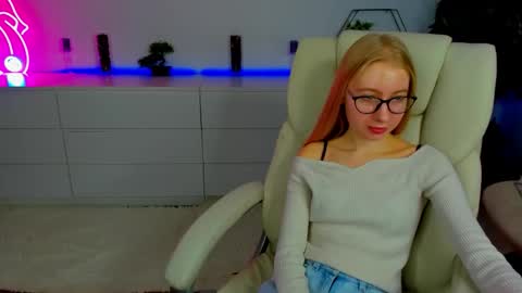 Snapshot of alina__blonde chatting on October 20, 6:07 am Alina online show from October 20, 6:07 am