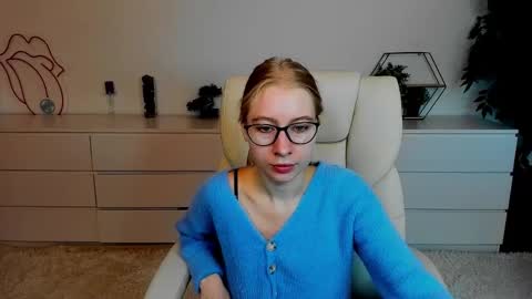 Snapshot of alina__blonde chatting on September 17, 5:55 am Alina online show from September 17, 5:55 am
