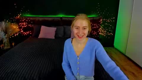 Snapshot of alina__blonde chatting on September 20, 5:43 am Alina online show from September 20, 5:43 am