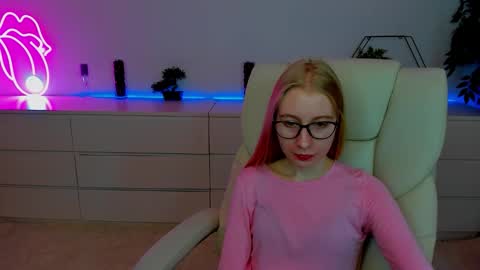 Snapshot of alina__blonde chatting on October 7, 5:36 am Alina online show from October 7, 5:36 am
