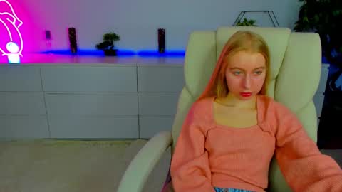 Snapshot of alina__blonde chatting on October 12, 5:55 am Alina online show from October 12, 5:55 am