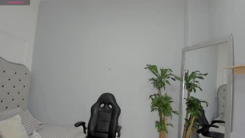 Snapshot of alix_18 chatting on October 11, 11:15 am alix_18 online show from October 11, 11:15 am