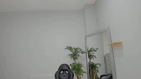 Snapshot of alix_18 chatting on October 18, 11:14 am alix_18 online show from October 18, 11:14 am