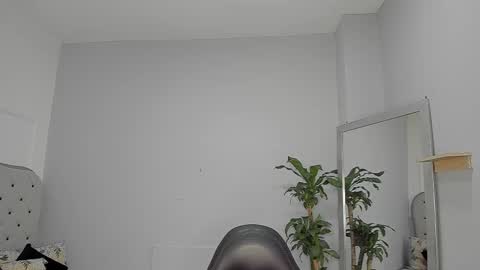 Snapshot of alix_18 chatting on October 4, 11:08 am alix_18 online show from October 4, 11:08 am