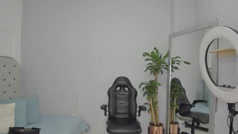 Snapshot of alix_18 chatting on September 13, 11:12 am alix_18 online show from September 13, 11:12 am